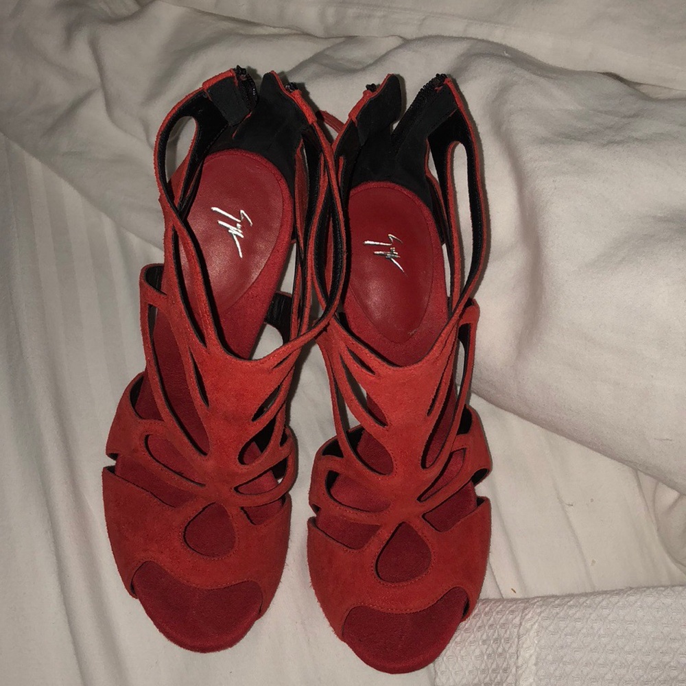 Red pump